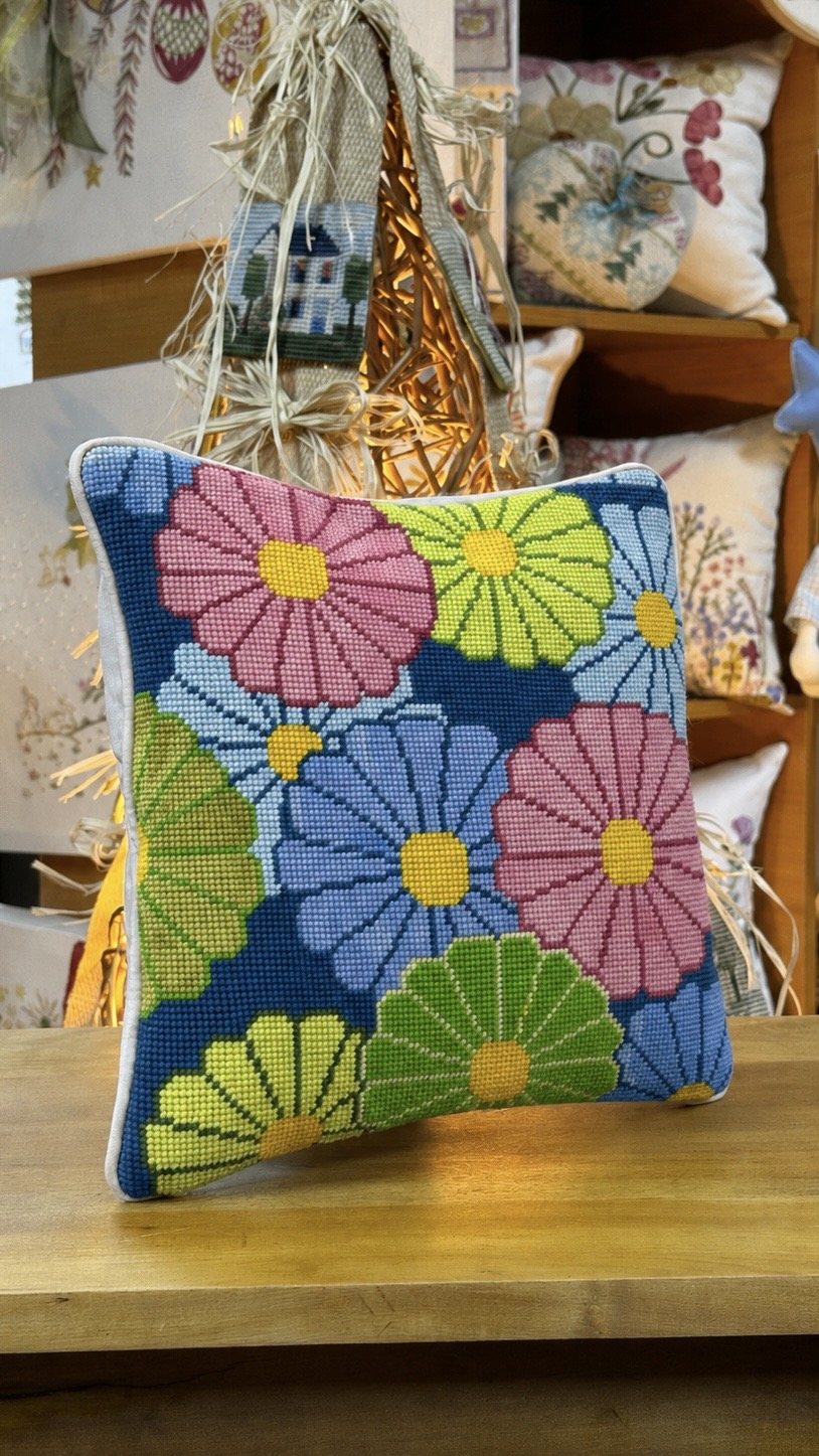 Cojín floral colorido para inspiración de bordado