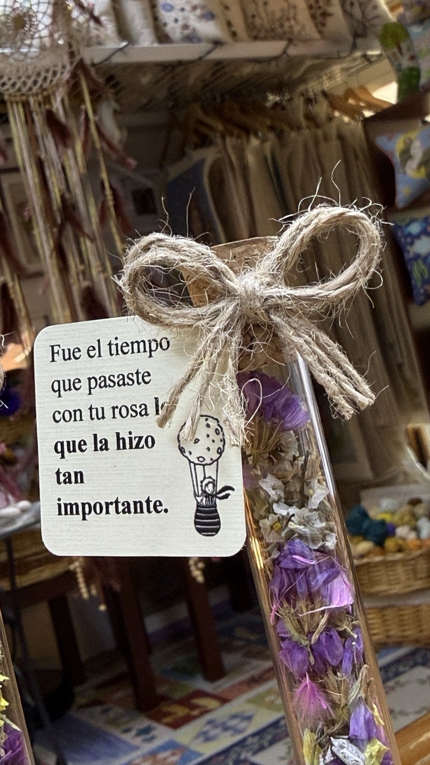 Detalle decorativo con flores secas y una frase especial